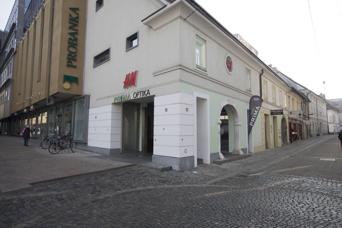 Fasada Optike Prima na Vetrinjski ulici v Mariboru